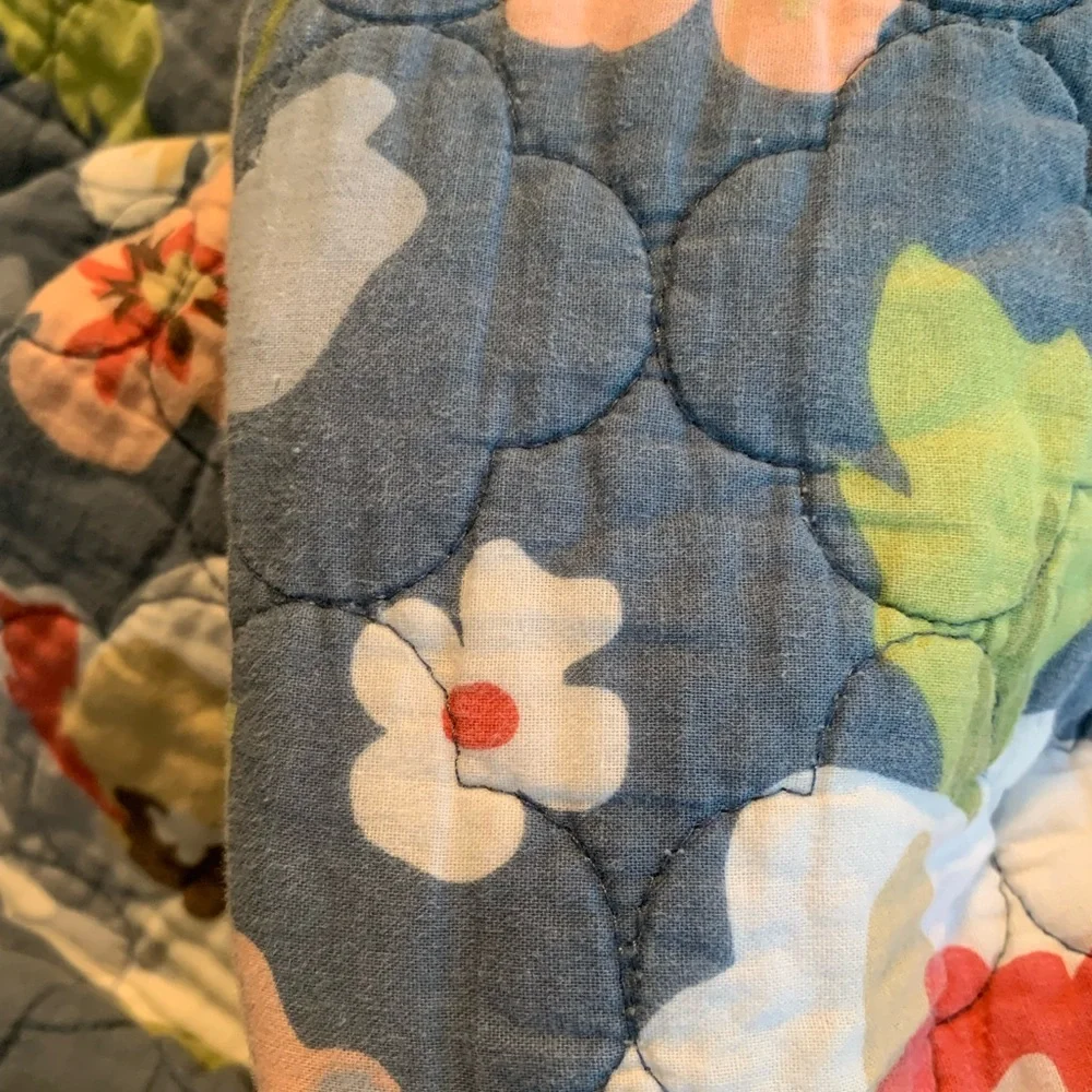 Home Classics Floral Reversible quilt